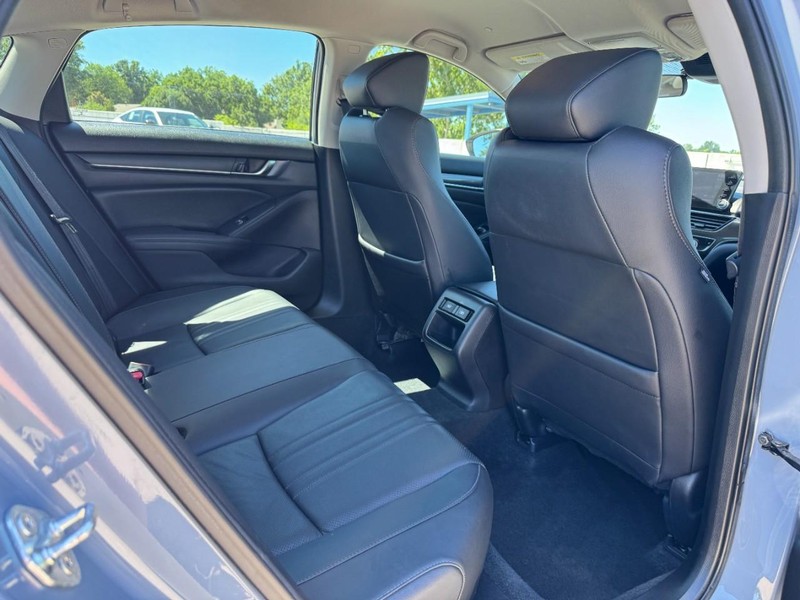 Honda Accord Sedan Vehicle Full-screen Gallery Image 11