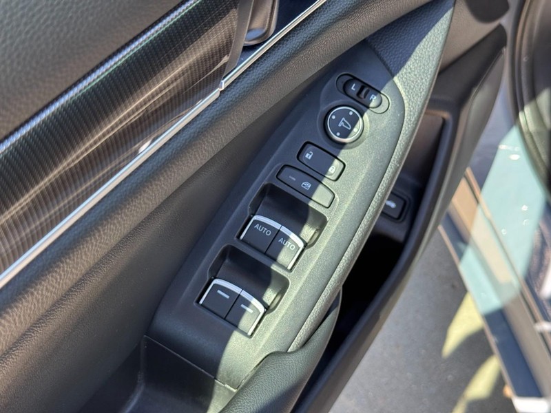 Honda Accord Sedan Vehicle Full-screen Gallery Image 16