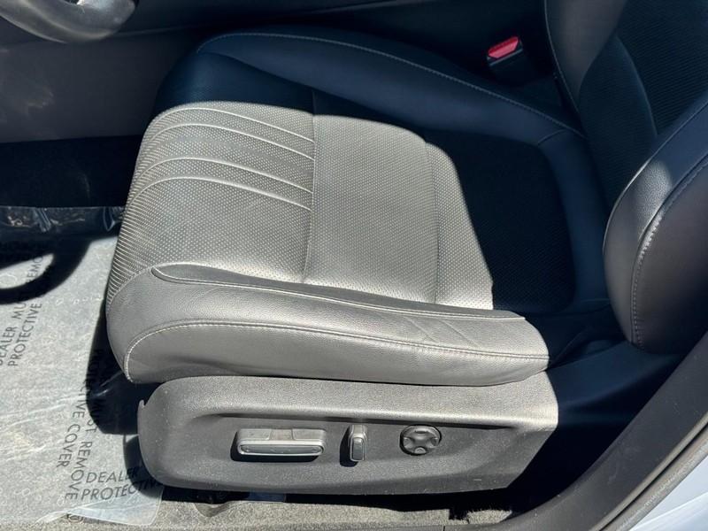 Honda Accord Sedan Vehicle Full-screen Gallery Image 17