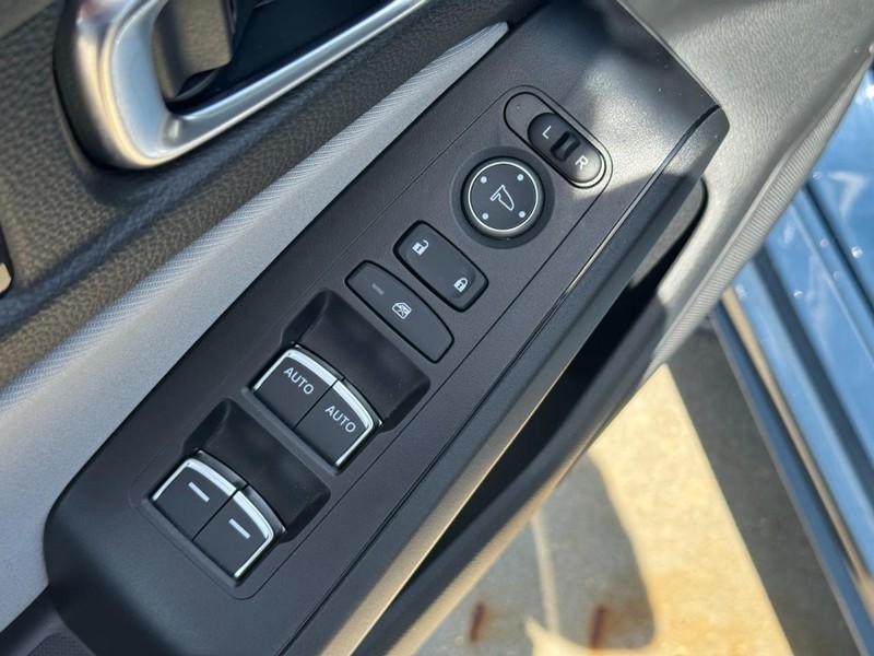 Honda Civic Sedan Hybrid Vehicle Full-screen Gallery Image 17
