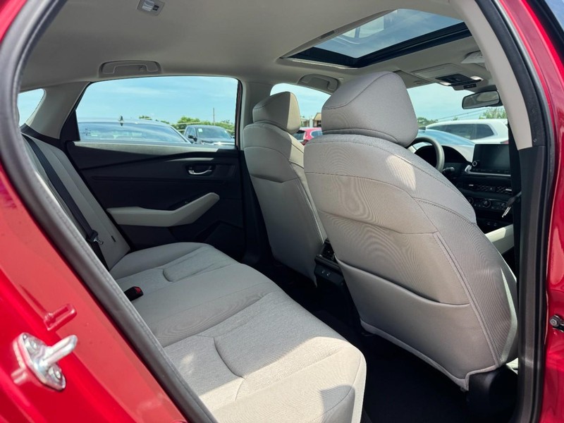 Honda Accord Sedan Vehicle Full-screen Gallery Image 09