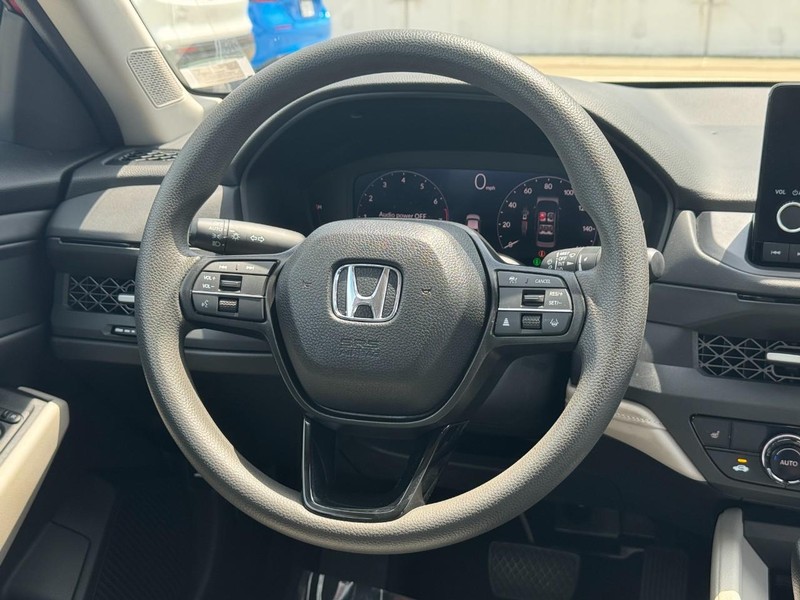 Honda Accord Sedan Vehicle Full-screen Gallery Image 11