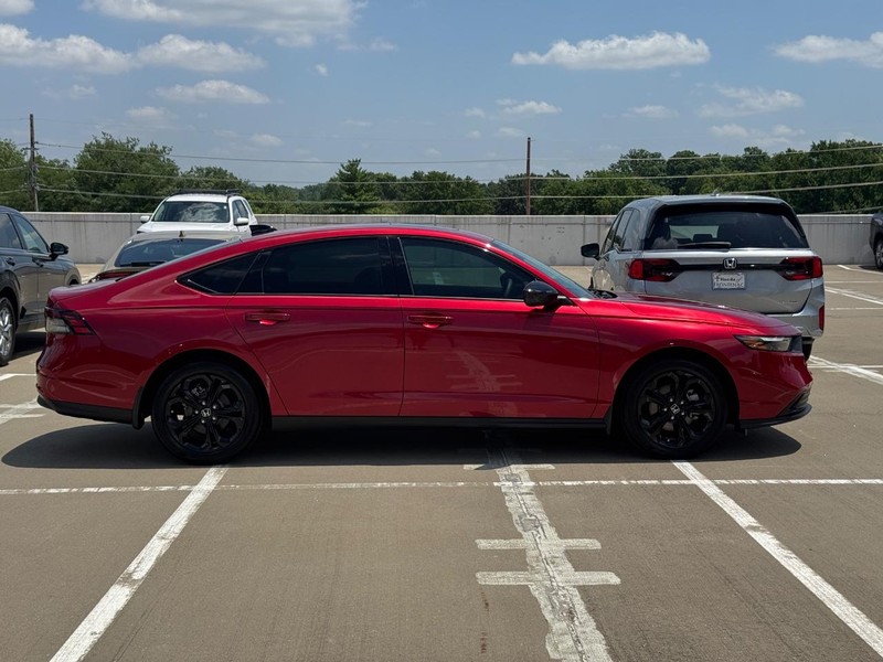 Honda Accord Sedan Vehicle Full-screen Gallery Image 02