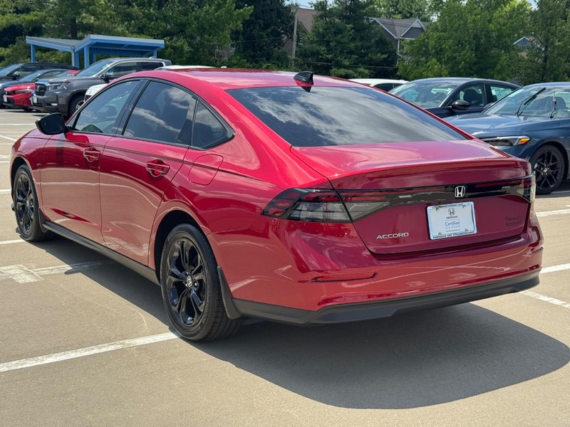 Honda Accord Sedan Vehicle Full-screen Gallery Image 06