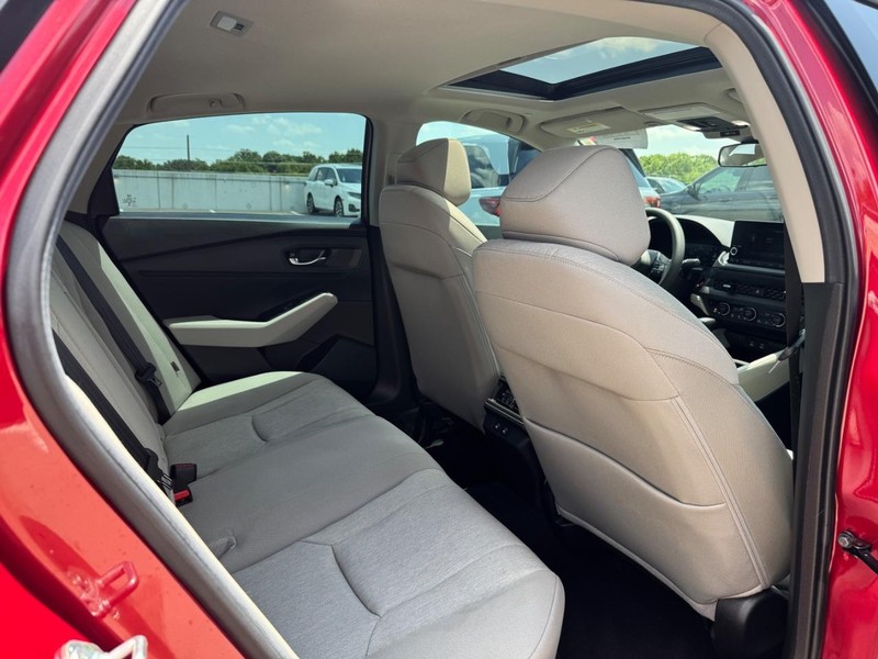 Honda Accord Sedan Vehicle Full-screen Gallery Image 10