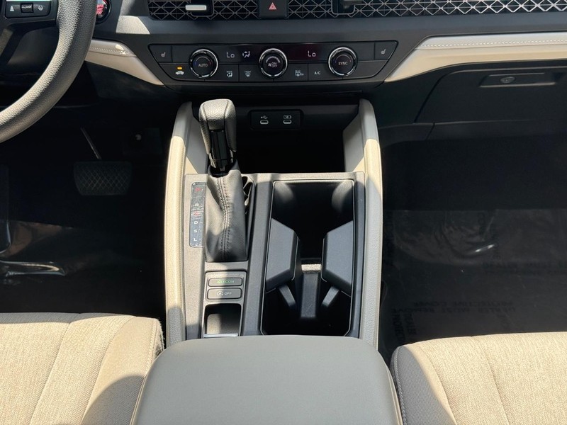 Honda Accord Sedan Vehicle Full-screen Gallery Image 14