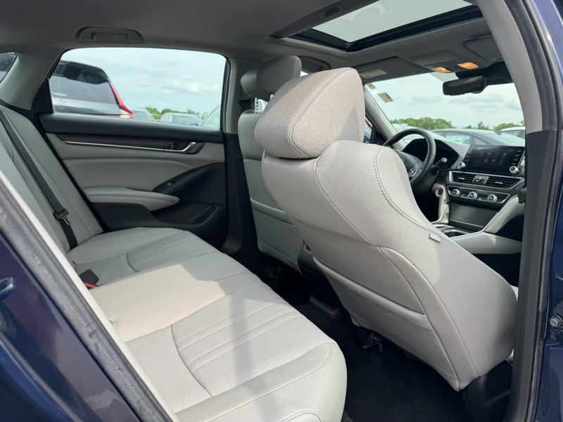 Honda Accord Sedan Vehicle Full-screen Gallery Image 11