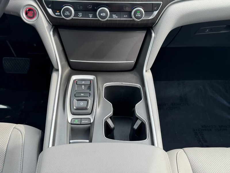 Honda Accord Sedan Vehicle Full-screen Gallery Image 15