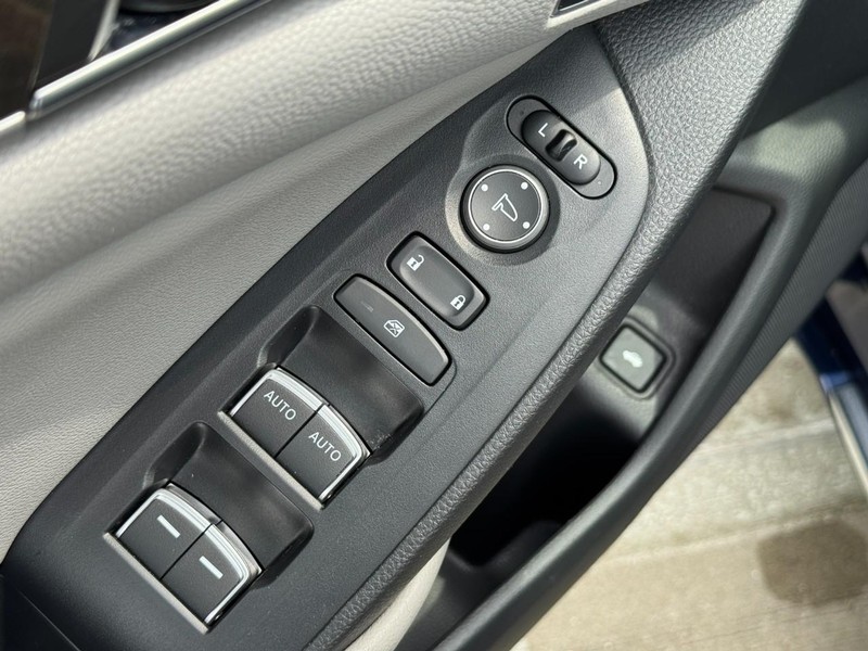 Honda Accord Sedan Vehicle Full-screen Gallery Image 16