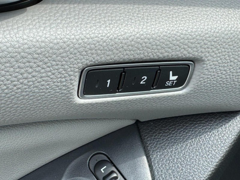 Honda Accord Sedan Vehicle Full-screen Gallery Image 17