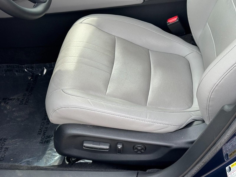 Honda Accord Sedan Vehicle Full-screen Gallery Image 18