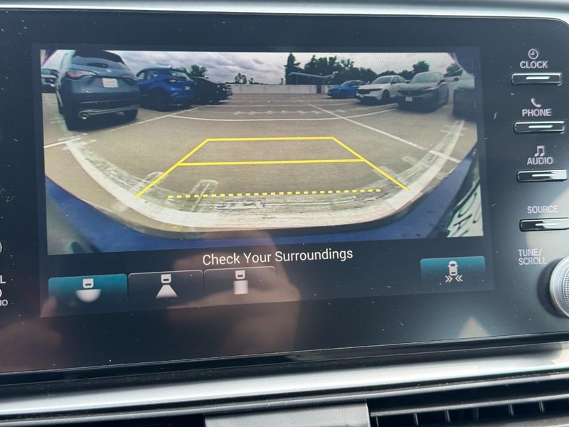 Honda Accord Sedan Vehicle Full-screen Gallery Image 24