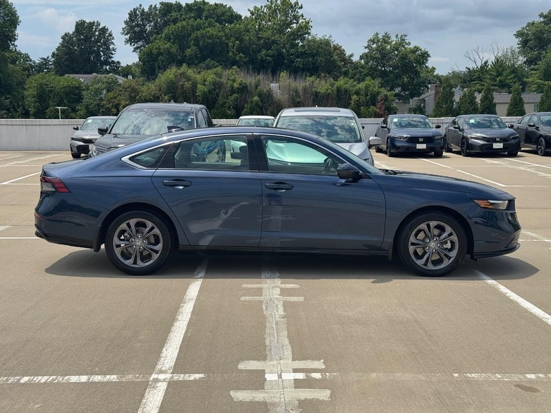 Honda Accord Hybrid Vehicle Full-screen Gallery Image 02