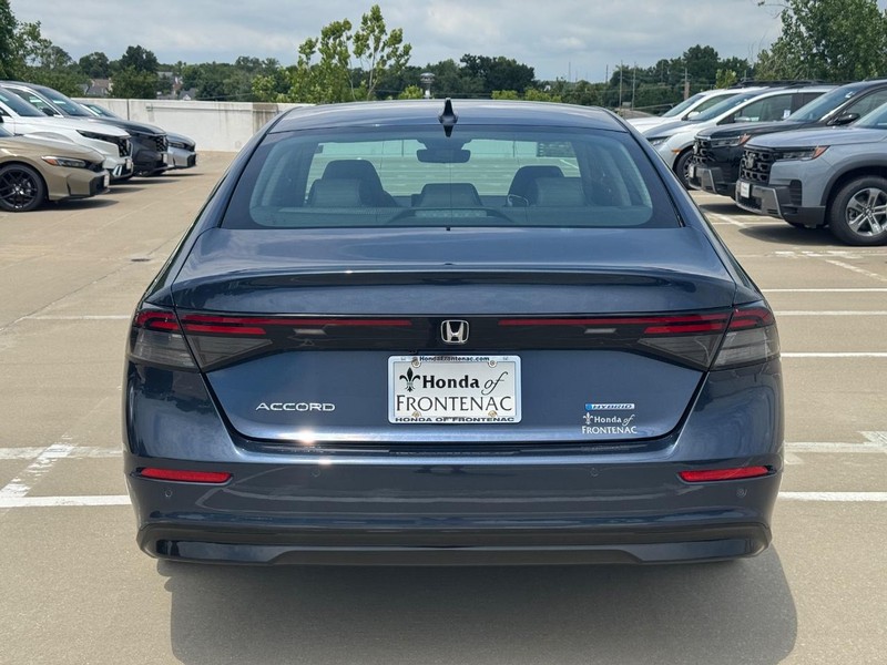 Honda Accord Hybrid Vehicle Full-screen Gallery Image 06