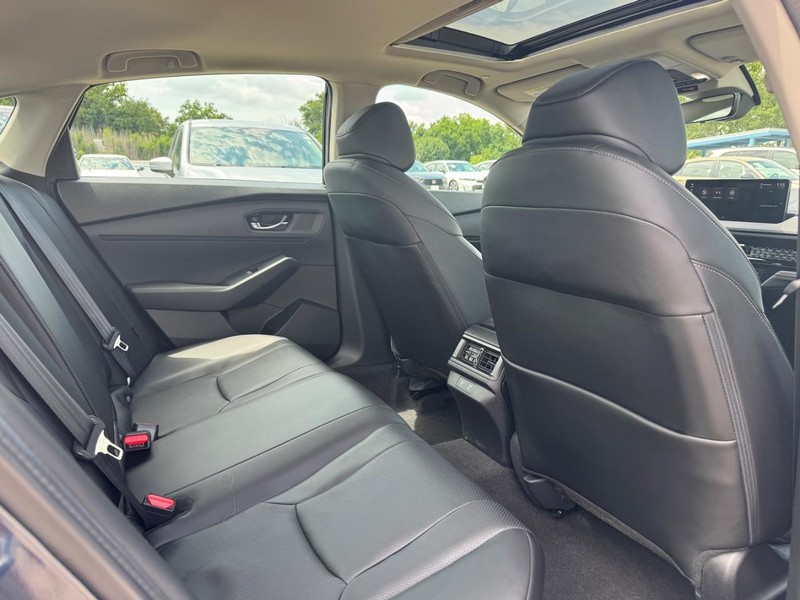 Honda Accord Hybrid Vehicle Full-screen Gallery Image 11
