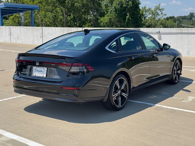 Honda Accord Hybrid Vehicle Full-screen Gallery Image 03