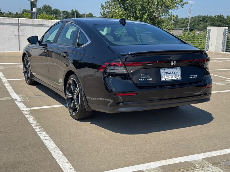 Honda Accord Hybrid Vehicle Full-screen Gallery Image 07