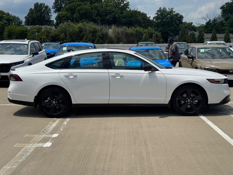 Honda Accord Hybrid Vehicle Full-screen Gallery Image 02