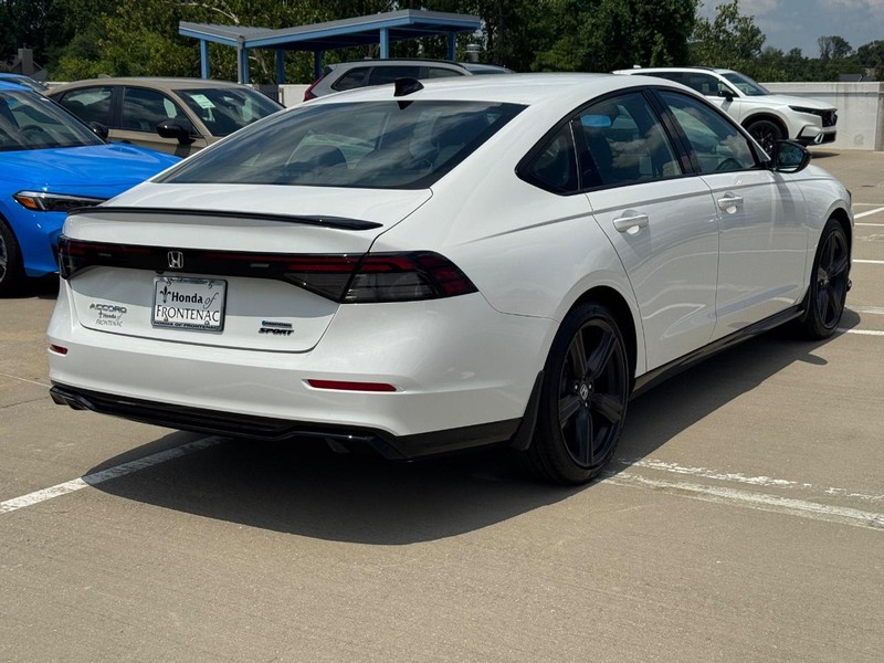 Honda Accord Hybrid Vehicle Full-screen Gallery Image 03