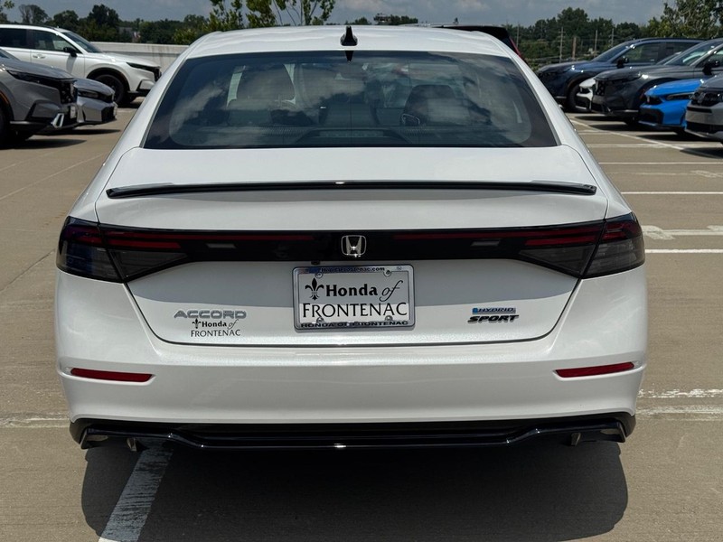 Honda Accord Hybrid Vehicle Full-screen Gallery Image 06