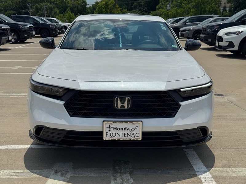 Honda Accord Hybrid Vehicle Full-screen Gallery Image 10