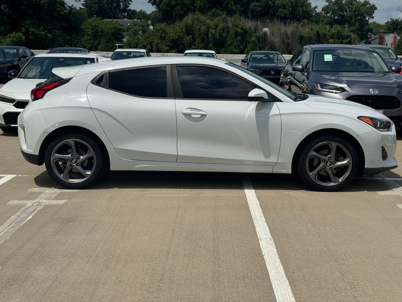 Hyundai Veloster Vehicle Full-screen Gallery Image 02