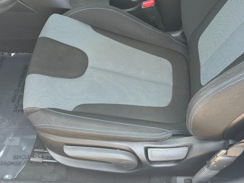 Hyundai Veloster Vehicle Full-screen Gallery Image 15