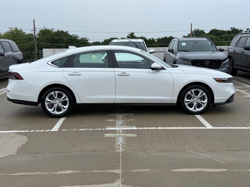 Honda Accord Sedan Vehicle Full-screen Gallery Image 02