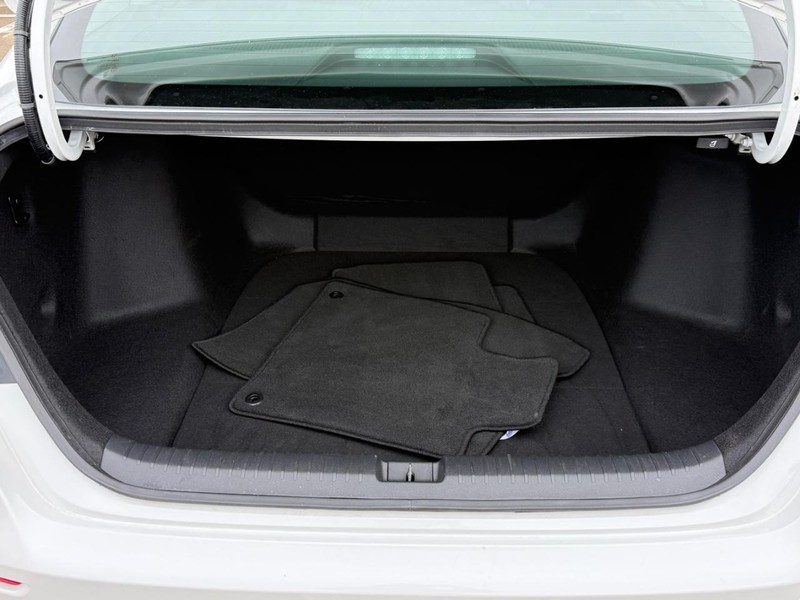 Honda Accord Sedan Vehicle Full-screen Gallery Image 04