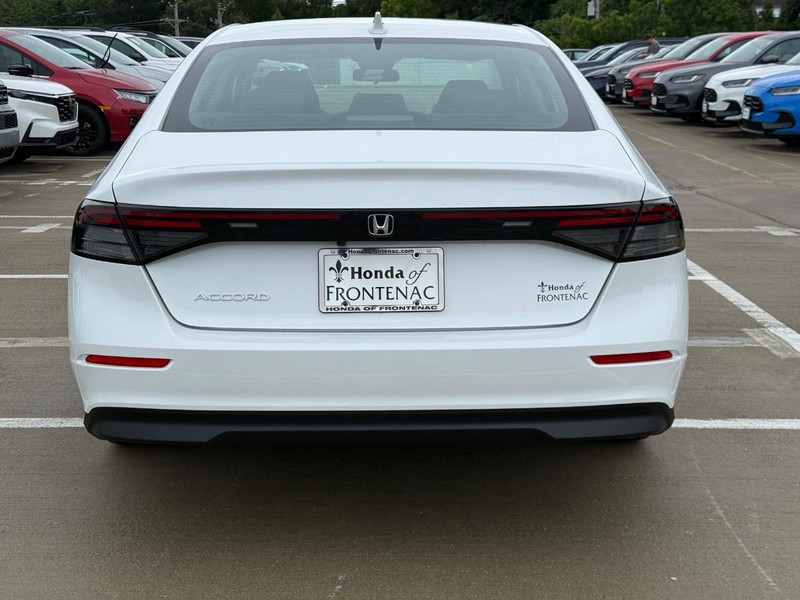 Honda Accord Sedan Vehicle Full-screen Gallery Image 05