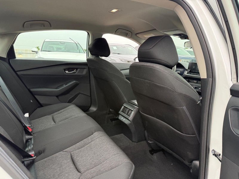 Honda Accord Sedan Vehicle Full-screen Gallery Image 10