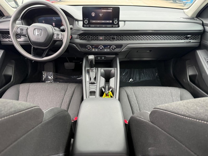 Honda Accord Sedan Vehicle Full-screen Gallery Image 12