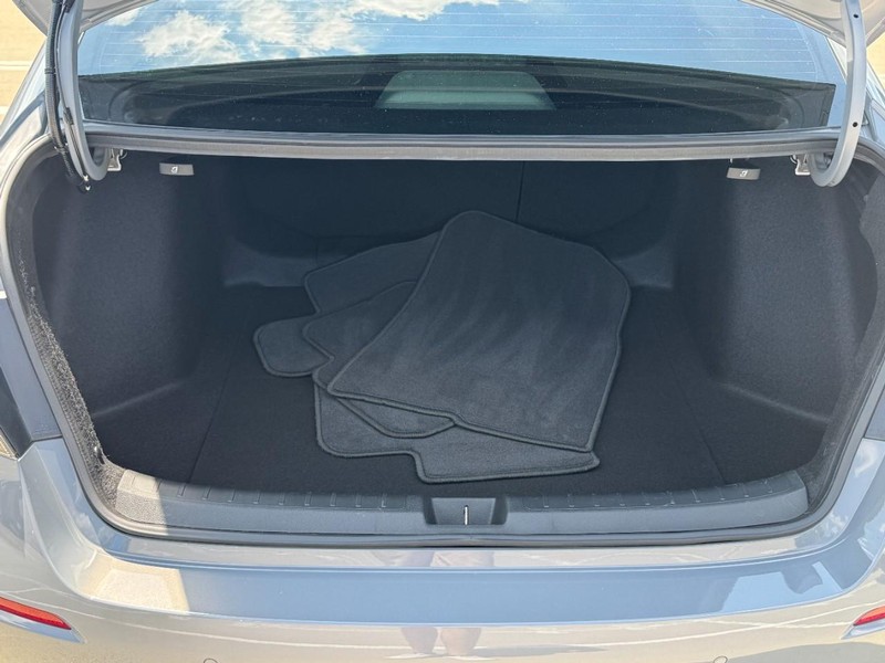 Honda Civic Sedan Hybrid Vehicle Full-screen Gallery Image 07