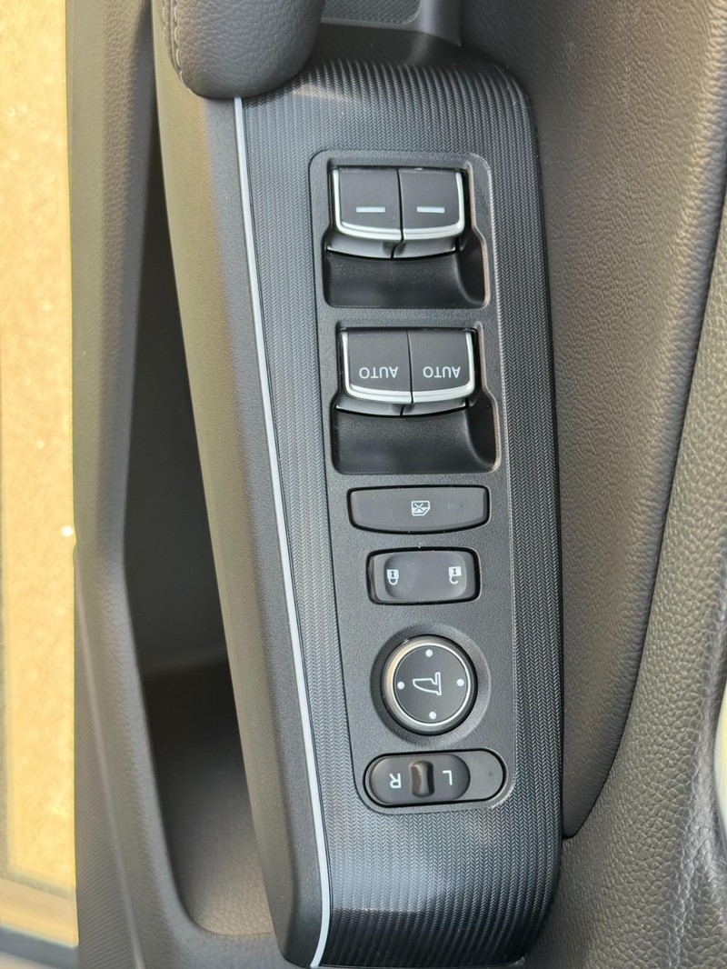 Honda Civic Sedan Hybrid Vehicle Full-screen Gallery Image 17