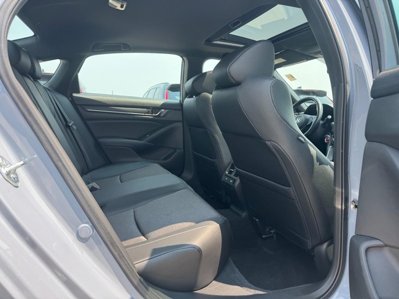 Honda Accord Sedan Vehicle Full-screen Gallery Image 10