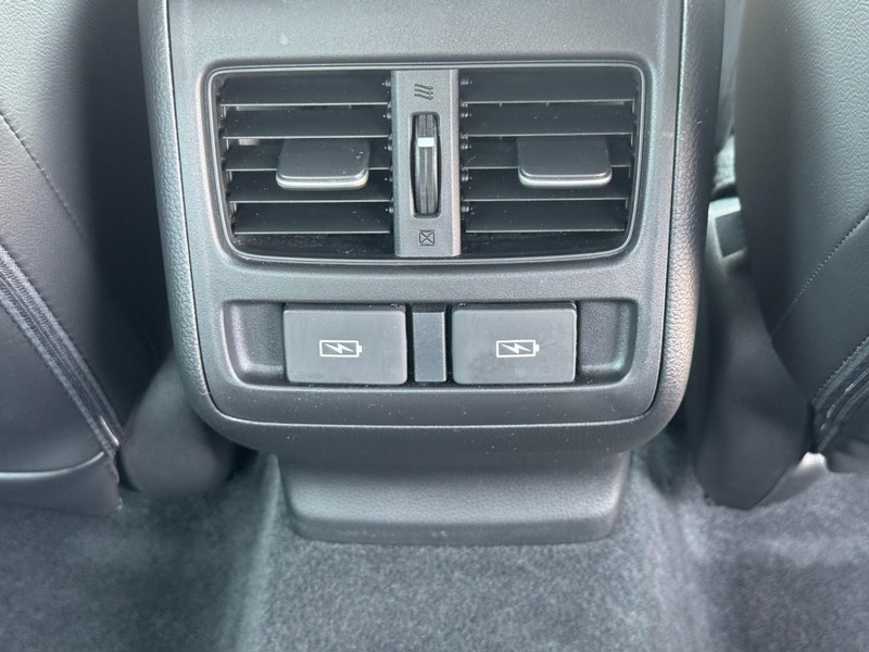 Honda Accord Sedan Vehicle Full-screen Gallery Image 11