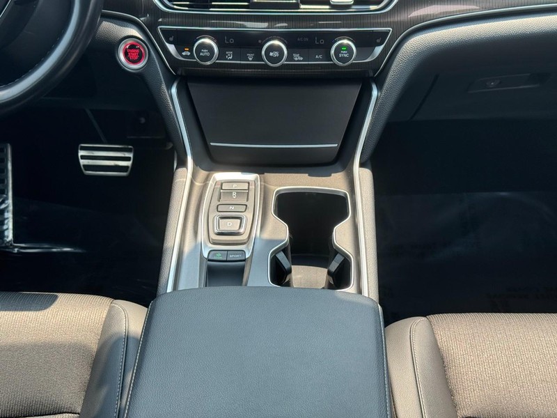 Honda Accord Sedan Vehicle Full-screen Gallery Image 15