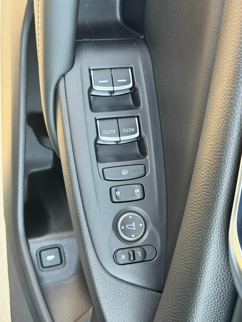 Honda Accord Sedan Vehicle Full-screen Gallery Image 16