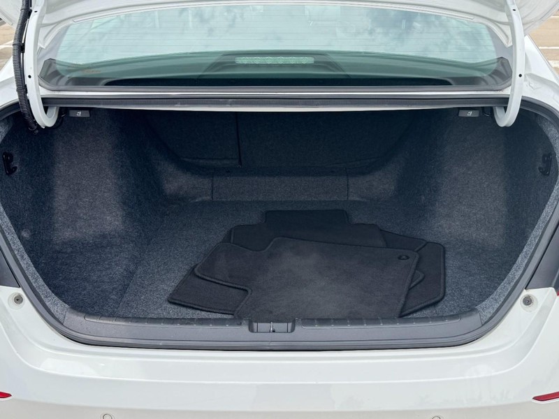 Honda Accord Sedan Vehicle Full-screen Gallery Image 06