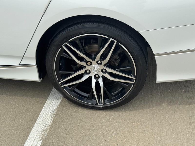 Honda Accord Sedan Vehicle Full-screen Gallery Image 08
