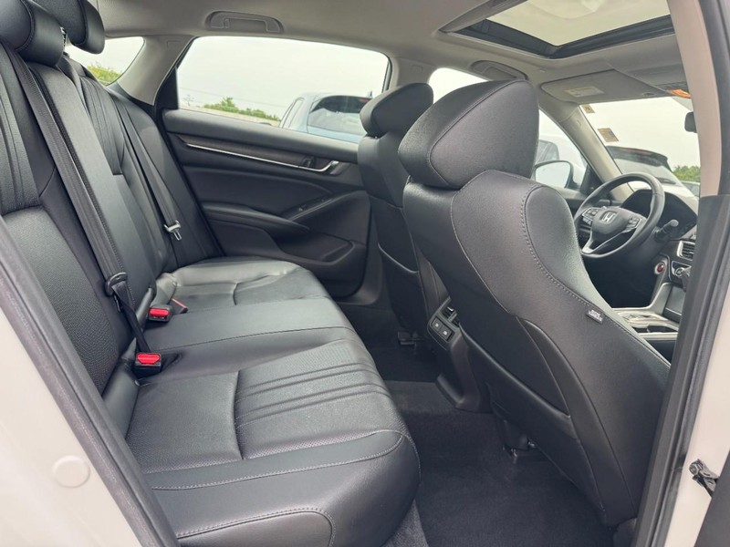 Honda Accord Sedan Vehicle Full-screen Gallery Image 11