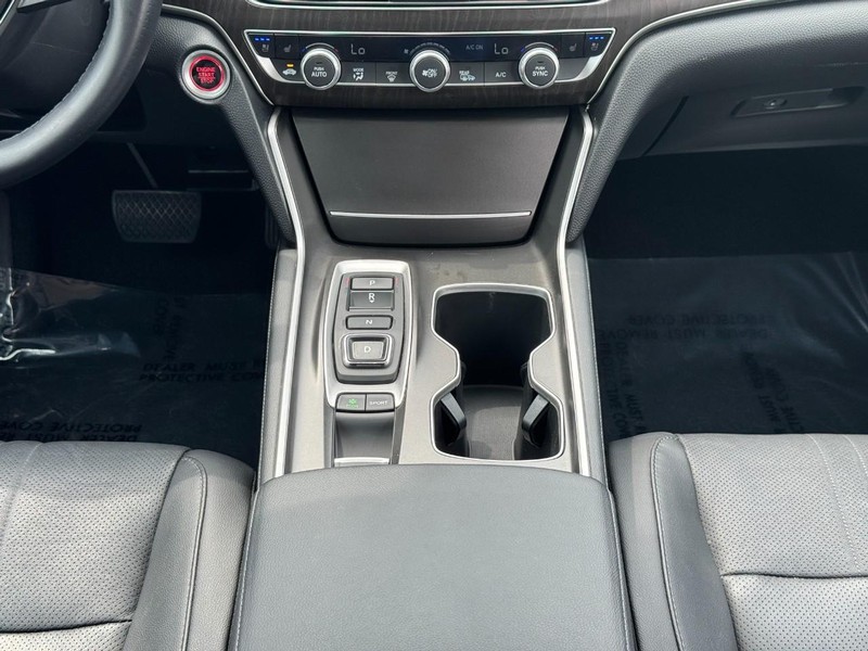 Honda Accord Sedan Vehicle Full-screen Gallery Image 16