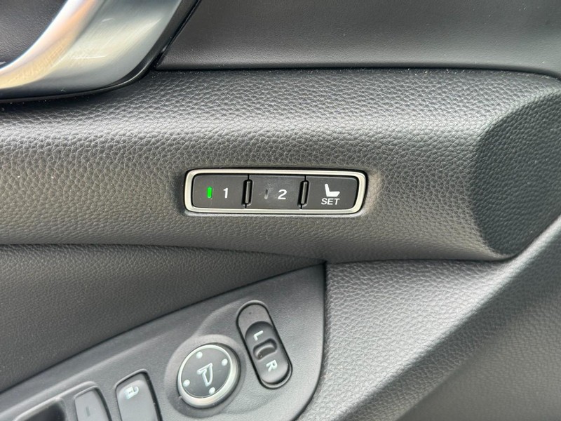 Honda Accord Sedan Vehicle Full-screen Gallery Image 18