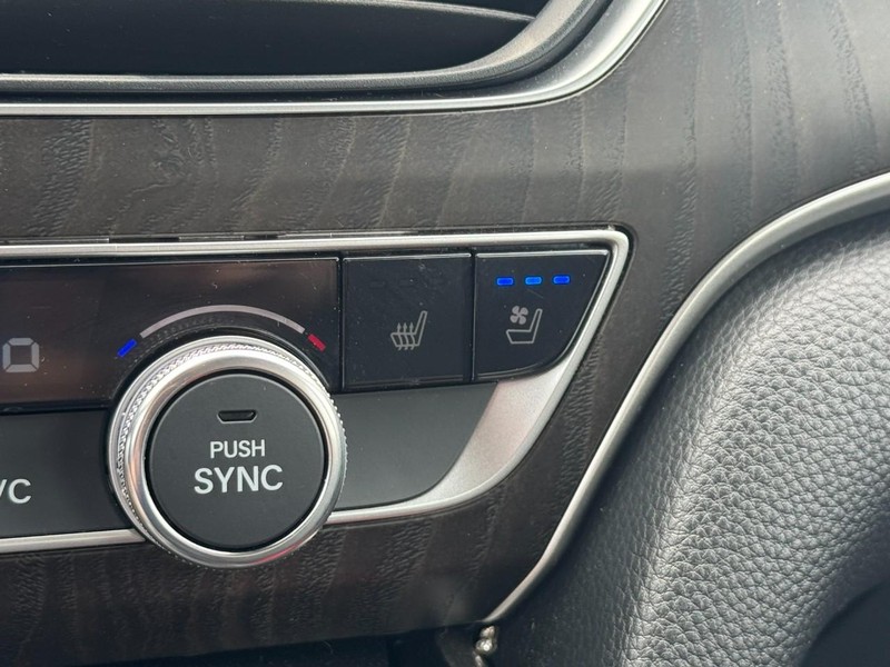 Honda Accord Sedan Vehicle Full-screen Gallery Image 26
