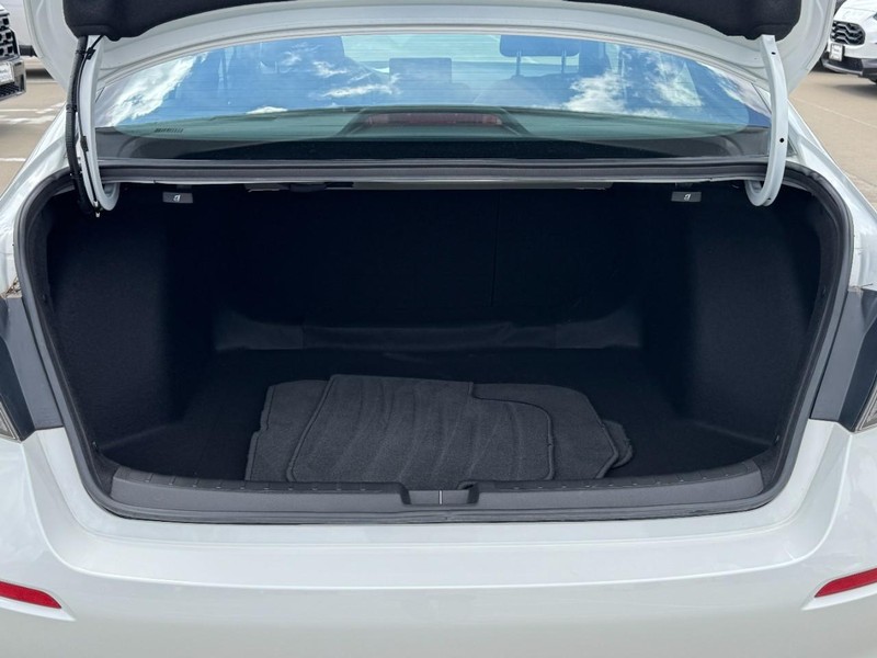 Honda Civic Sedan Hybrid Vehicle Full-screen Gallery Image 05