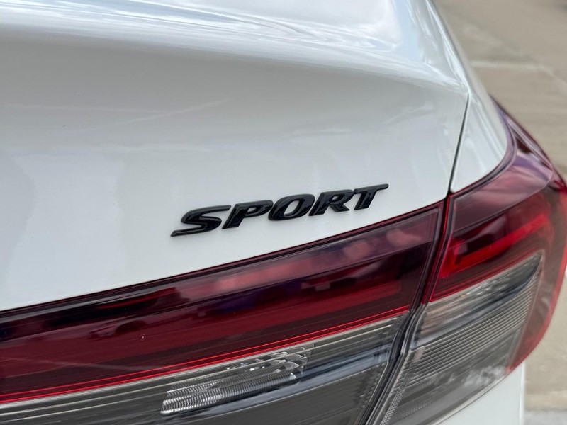 Honda Civic Sedan Hybrid Vehicle Full-screen Gallery Image 06