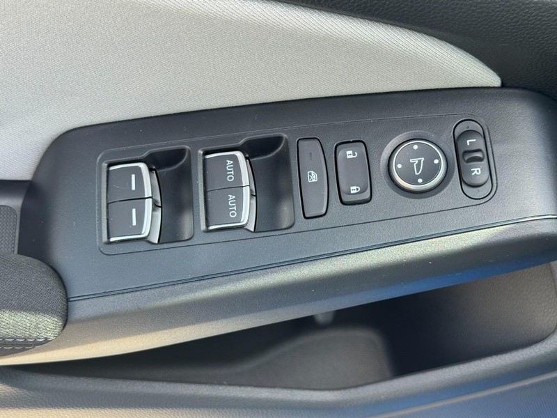 Honda Civic Hatchback Hybrid Vehicle Full-screen Gallery Image 16
