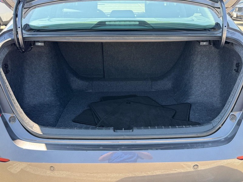 Honda Accord Sedan Vehicle Full-screen Gallery Image 05