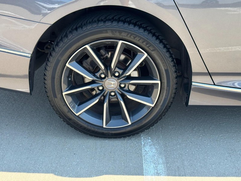 Honda Accord Sedan Vehicle Full-screen Gallery Image 07