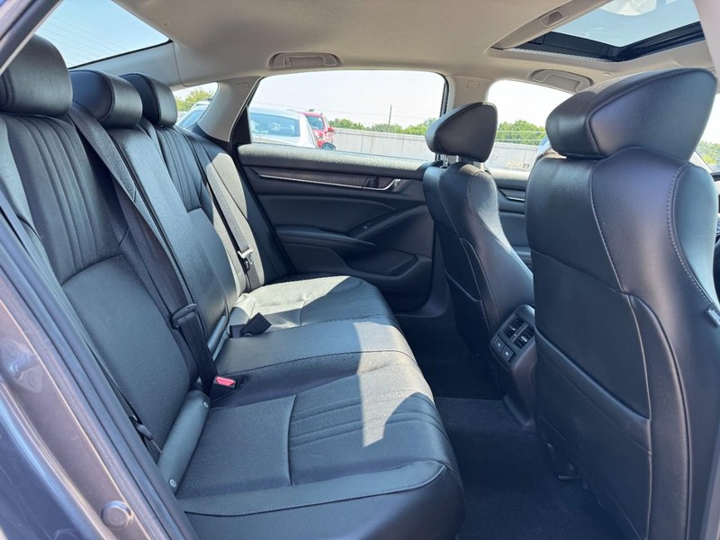 Honda Accord Sedan Vehicle Full-screen Gallery Image 10